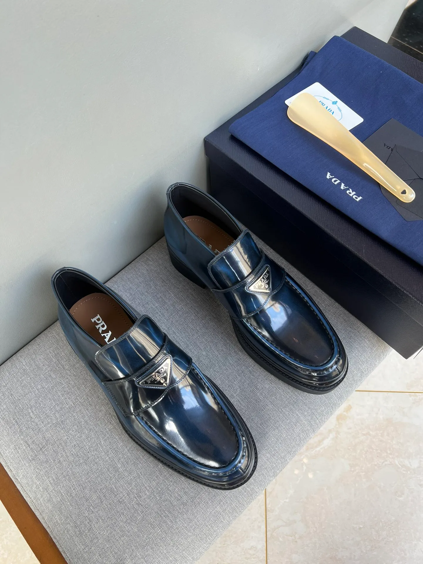 Batch of 1000💰Exclusive hot-selling new Prada Chelsea thick-soled men's shoes, naked boots, imported calf leather on the surface, cow leather on the lining, the outsole is made of private model TPU material, the frosted effect is consistent with the original version, 39-44 in stock (38, 45 custom-made, non-refundable)